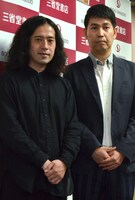 （左から）ピース又吉、堀本裕樹。