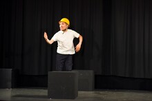 「円山町再開発」ゲネを行うラブレターズ塚本。