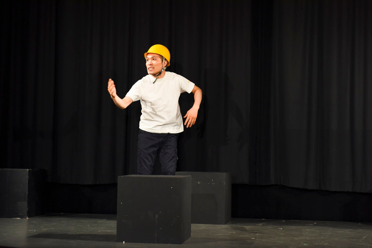 「円山町再開発」ゲネを行うラブレターズ塚本。