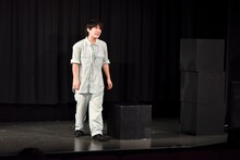 「円山町再開発」ゲネを行うラブレターズ溜口。