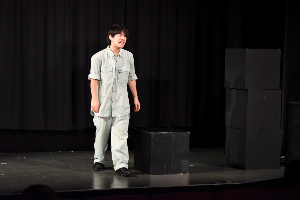 「円山町再開発」ゲネを行うラブレターズ溜口。