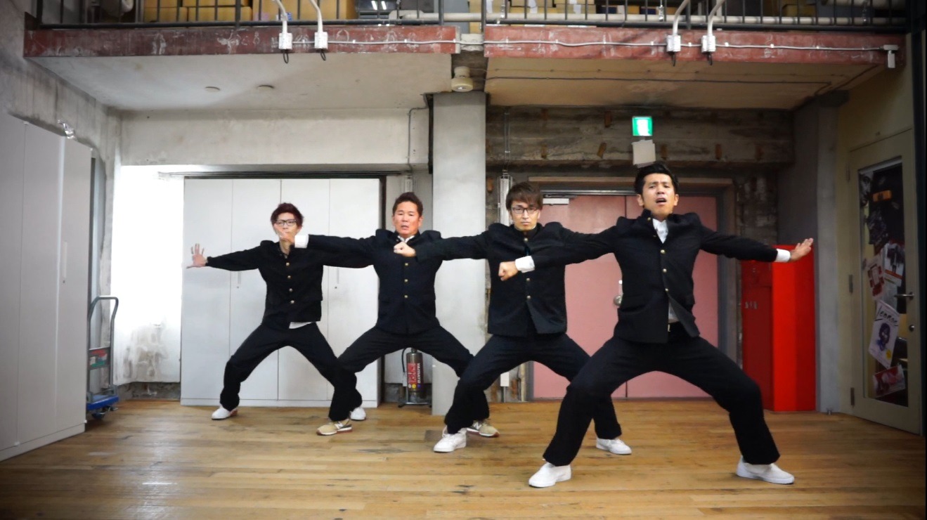 ガレッジセールとエグスプロージョンによるコラボ動画「『エンジョイプレイ』コラボダンス！」のワンシーン。