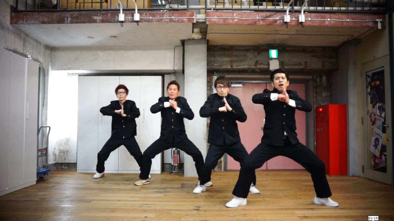 ガレッジセールとエグスプロージョンによるコラボ動画「『エンジョイプレイ』コラボダンス！」のワンシーン。