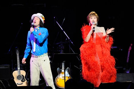 （左から）やついいちろうと小林幸子。（撮影：YUJI HONDA）