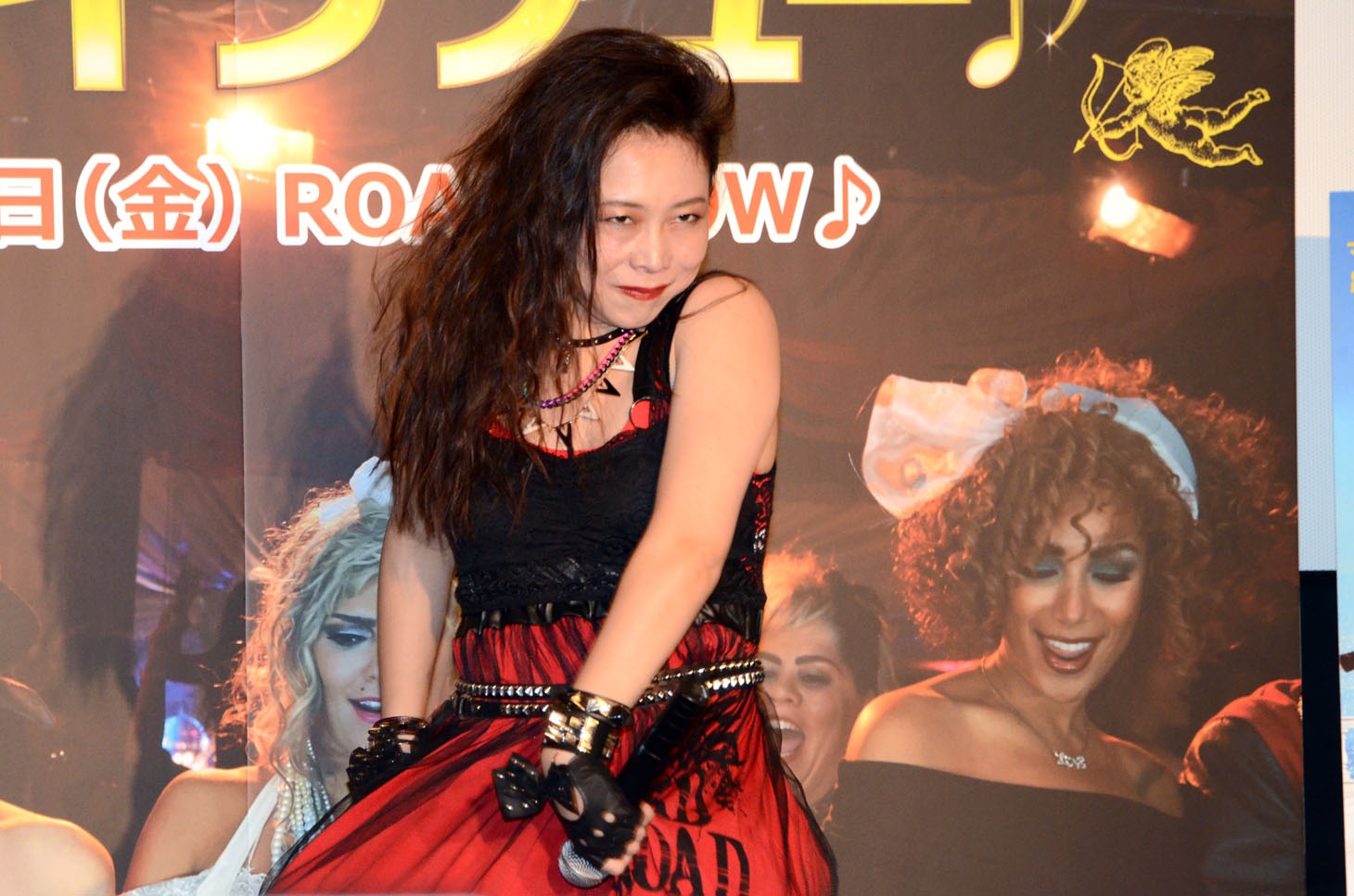 “和製シンディ・ローパー”として歌い踊る椿鬼奴。