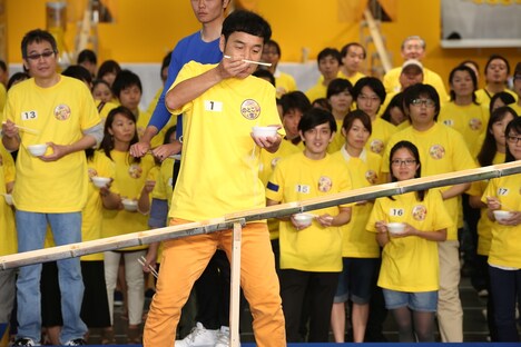 流しそうめんに挑戦するダチョウ倶楽部・肥後。