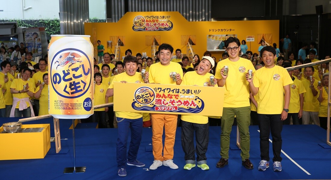 イベントに登場したダチョウ倶楽部（左）とアルコ＆ピース（右）。