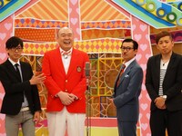 コラボ漫才を披露する新宿カウボーイ（左）、イワイガワ（右）。 (c)CTV