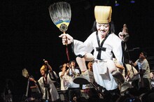 「YATSUI FESTIVAL! 2015」1日目のオープニングに登場したエレキコミックやついいちろうと、巨大やつい人形。（撮影：岡本麻衣）