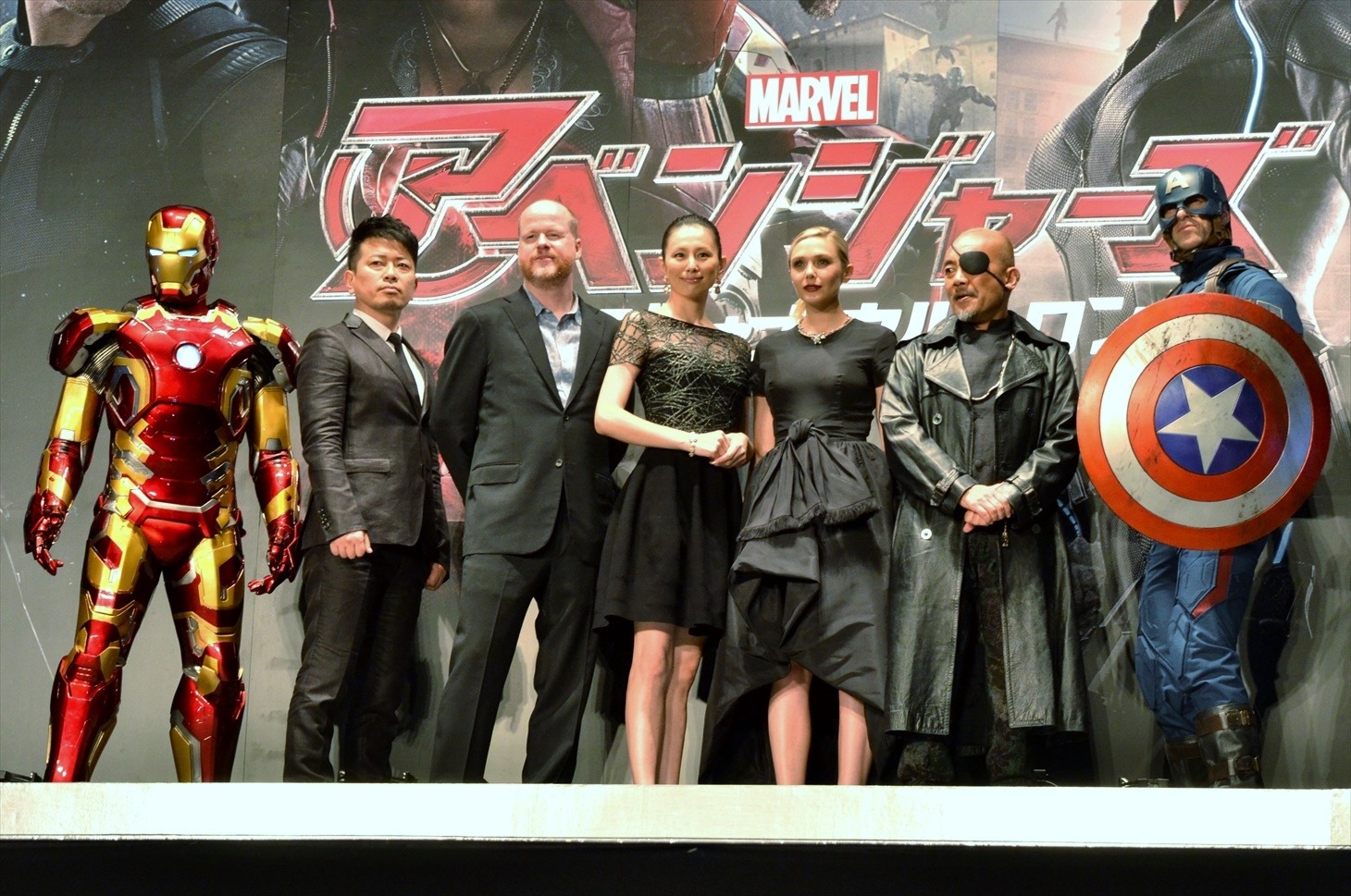 映画「アベンジャーズ／エイジ・オブ・ウルトロン」のジャパン・プレミアに登場した（左から）アイアンマン、雨上がり決死隊・宮迫、ジョス・ウェドン監督、米倉涼子、エリザベス・オルセン、竹中直人、キャプテン・アメリカ。