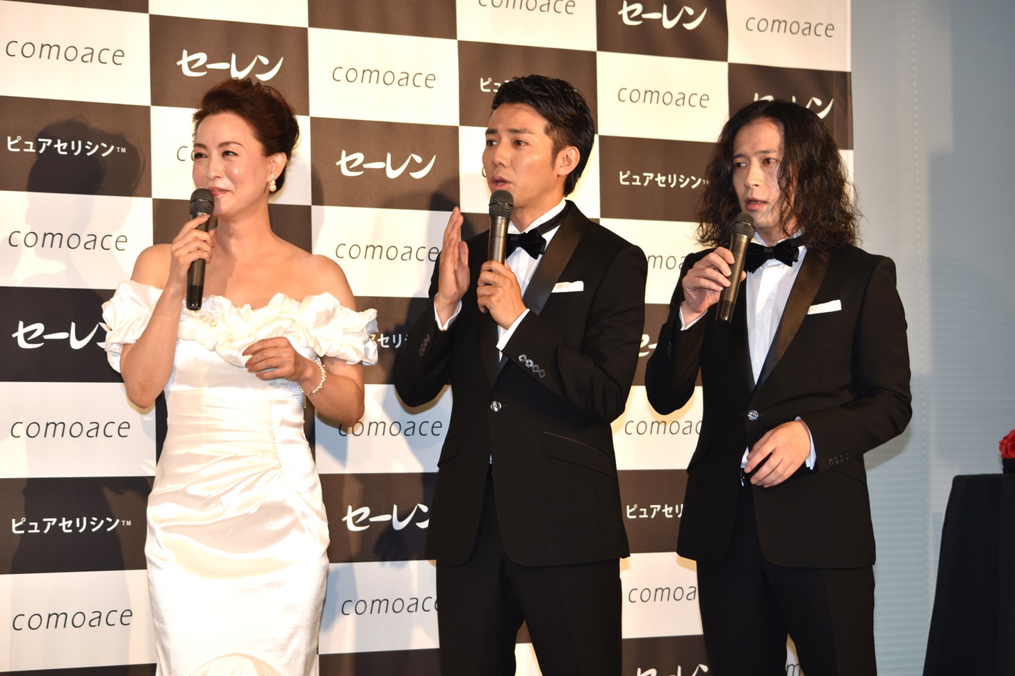 「コモエース プレミアム」の発表会の様子。