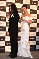 年上女性を落とすシチュエーションを演じる又吉（左）。