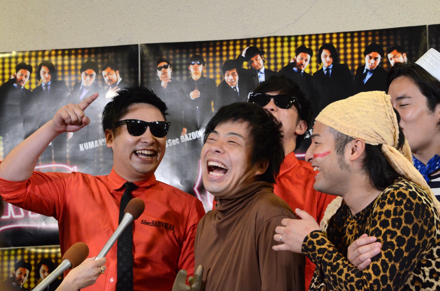 意気込む8.6秒バズーカーはまやねん（左端）。