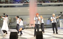 「夏にキスしていいですか？」を披露するキンタロー。とアルスマグナ。