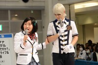 泉奏（右）に迫るキンタロー。（左）。