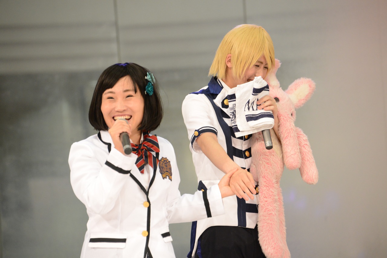 榊原タツキ（右）に迫るキンタロー。（左）。