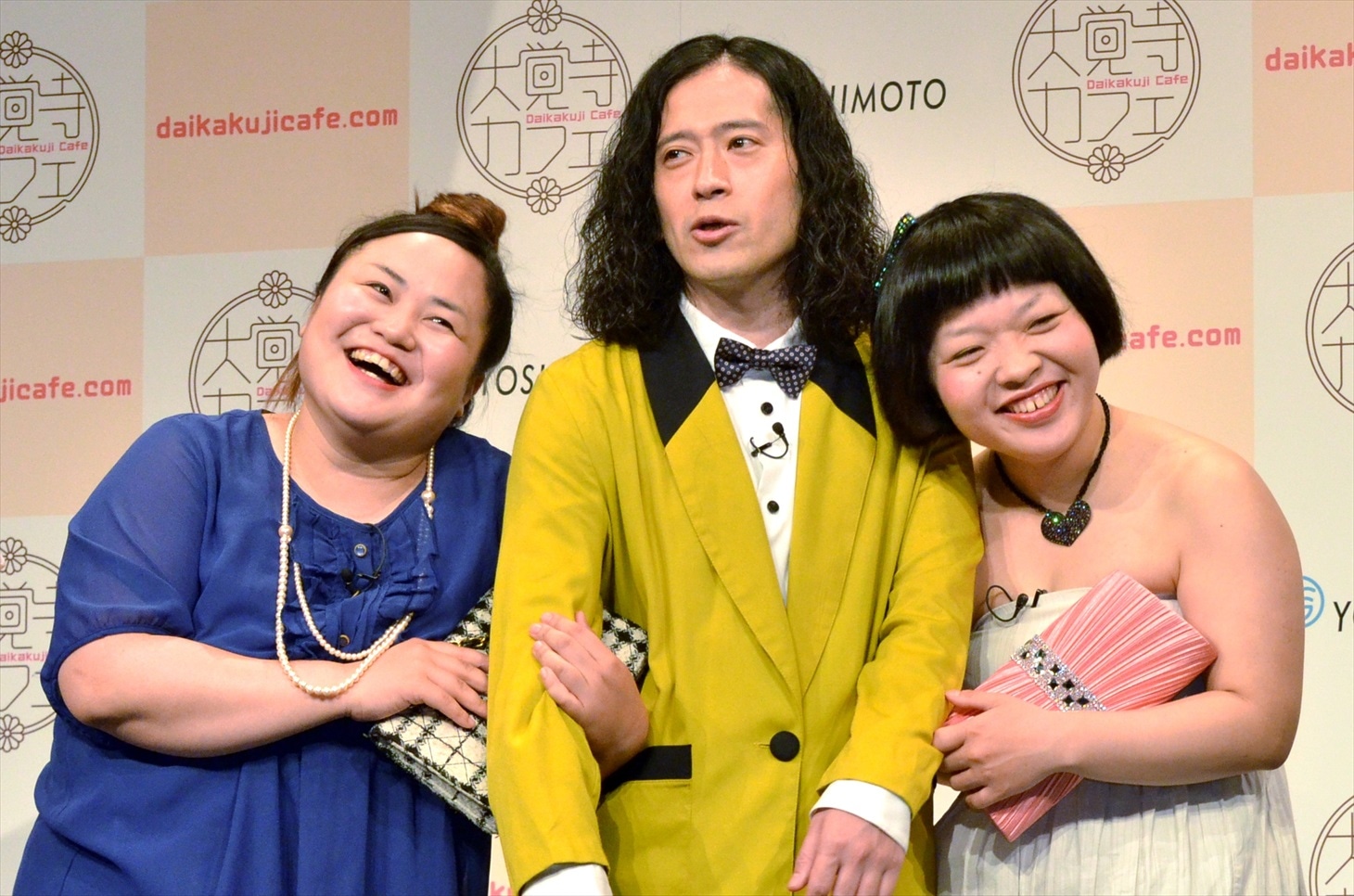 おかずクラブ（両端）にモテモテのピース又吉（中央）。