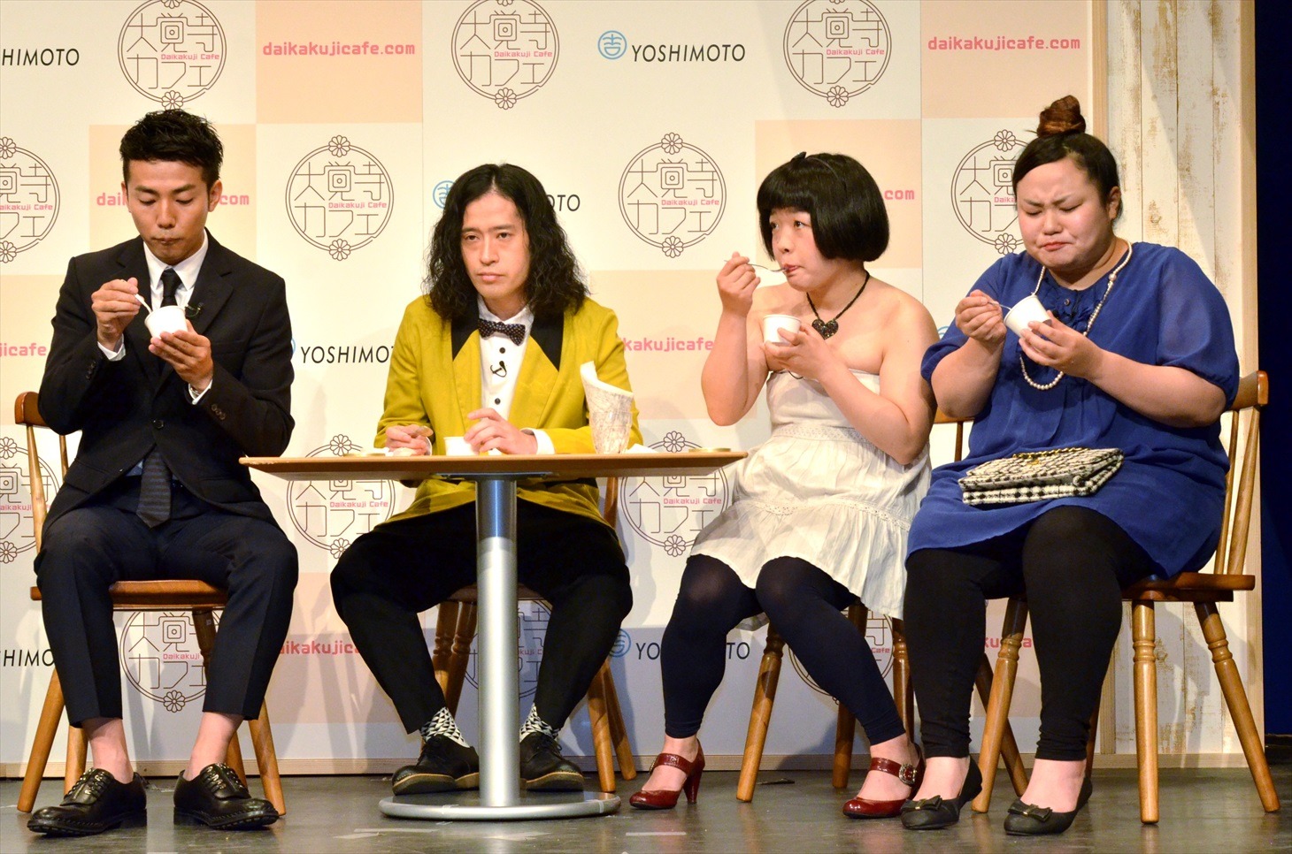 「イチゴどすえ」を試食する（左から）ピース、おかずクラブ。