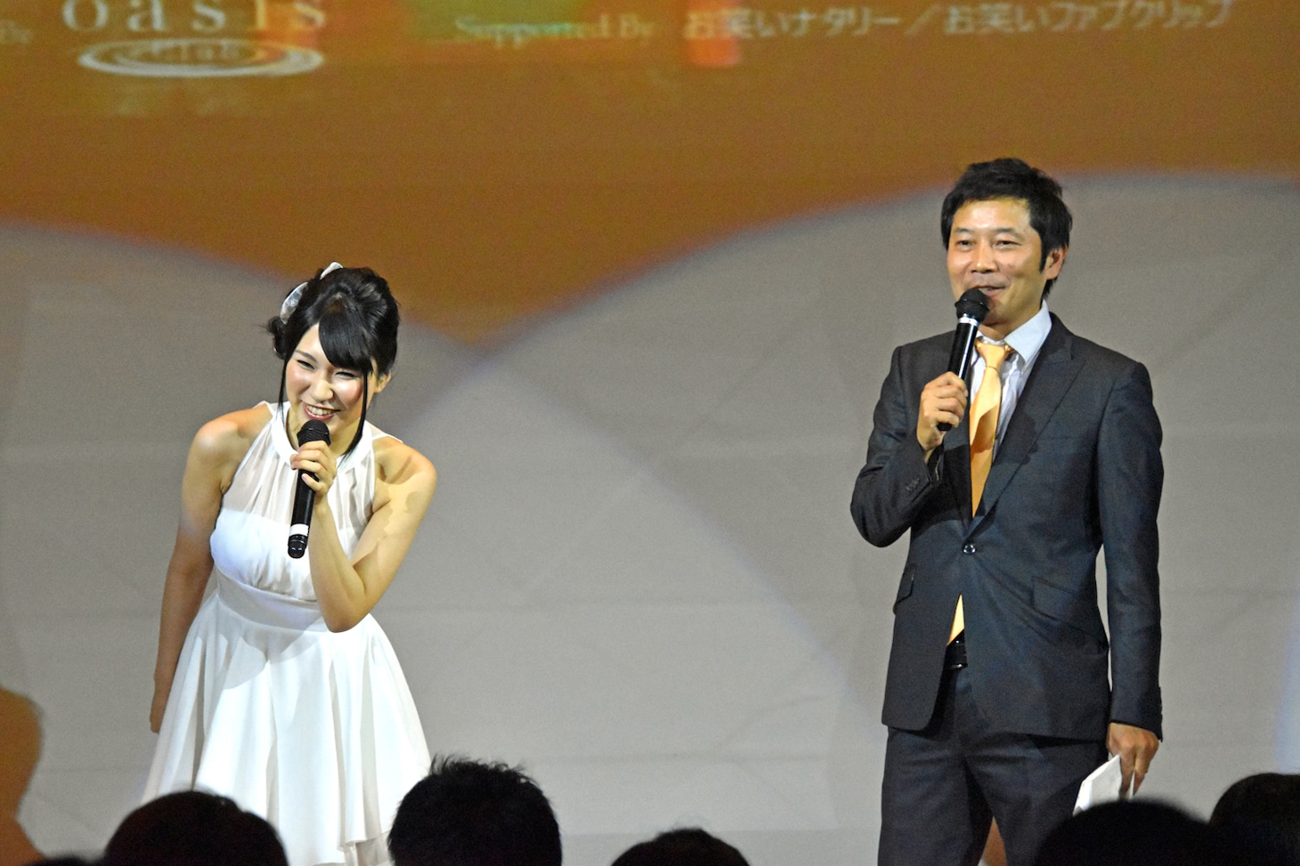 司会のヤマザキモータース（右）とアシスタントのかなでももこ。