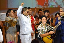 優勝が発表された瞬間のANZEN漫才（手前2人）。