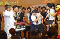 タイムマシーン3号・関（手前右）にネタの動きをレクチャーするANZEN漫才あらぽん（左）。