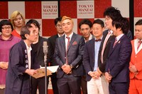 青空球児から表彰状を受け取る湘南デストラーデ。