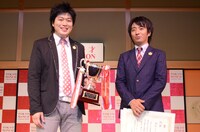 囲み取材に応じる湘南デストラーデ。