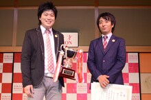 囲み取材に応じる湘南デストラーデ。