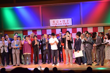 「平成27年度 漫才新人大賞」エンディングの様子。