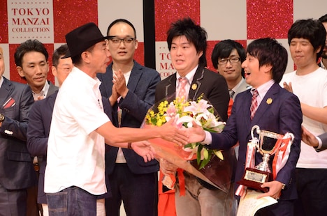 木梨憲武から花束を受け取る湘南デストラーデ。