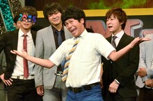 ギャグを披露する、流れ星ちゅうえい（中央）。