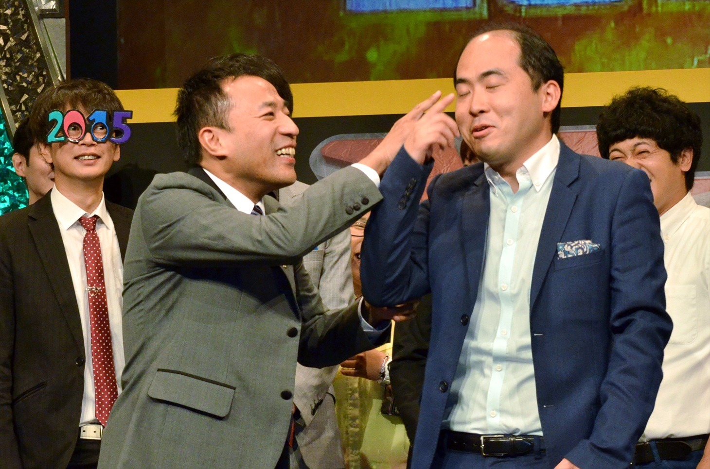 トレンディエンジェル斎藤（手前右）をイジるナイツ塙（手前左）。
