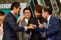 エントリー料金をTカードで支払おうとするトレンディエンジェル斎藤（右）。