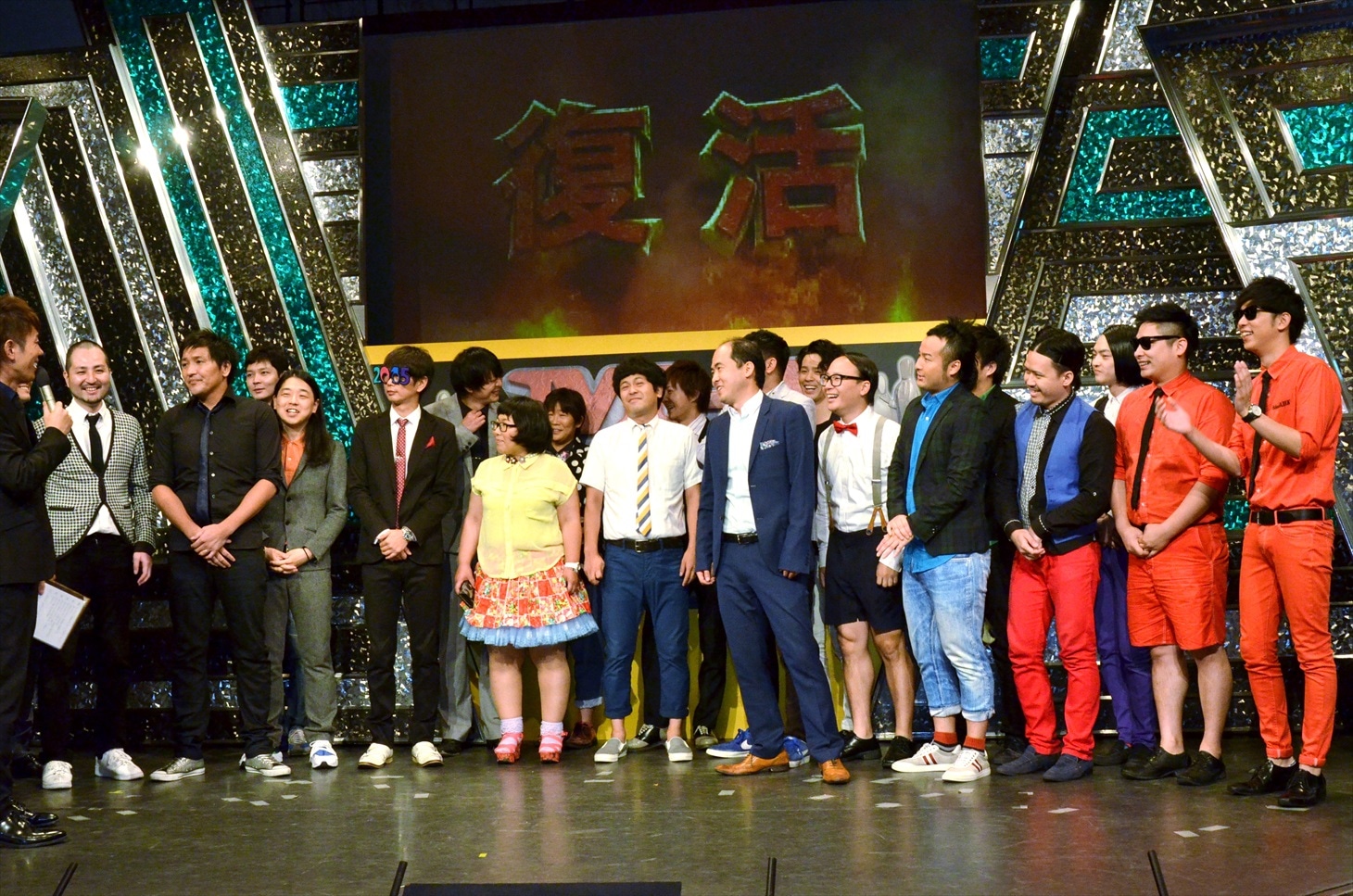 会見に登壇した芸人たち。