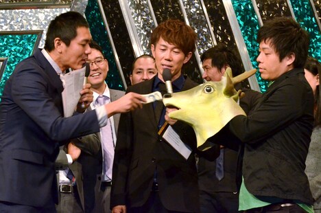 エントリー料金を支払うバンビーノ藤田（右）。