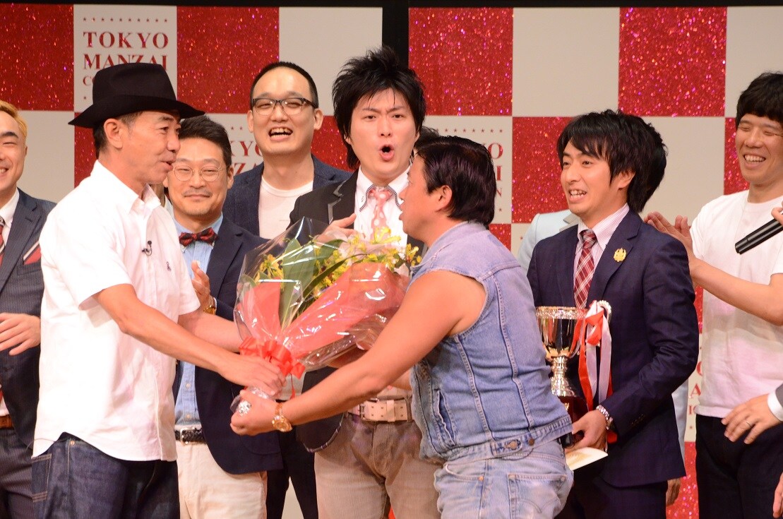 漫才新人大賞で木梨がスギちゃん＆観客に花束贈呈、審査員による“切腹”命令も