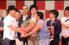 木梨憲武（左）から花束を受け取るスギちゃん（右）。