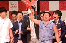 木梨憲武（左）から花束を受け取ったスギちゃん（右）。