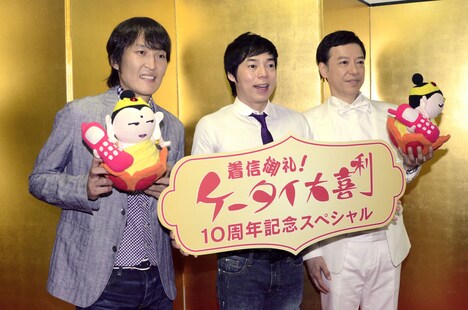 フォトセッションの様子。（左から）千原ジュニア、今田耕司、板尾創路。