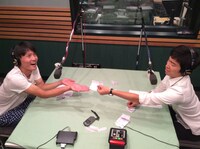 即興コントに挑戦するジャルジャル。