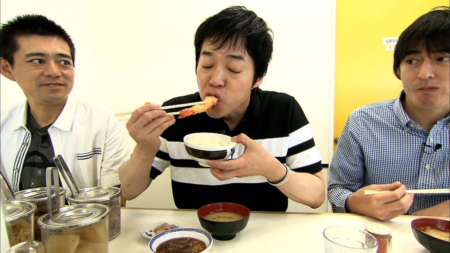 地元の人気店「天ぷら ひらお」で揚げたての天ぷらを味わう今田（中央）。(c)FBS