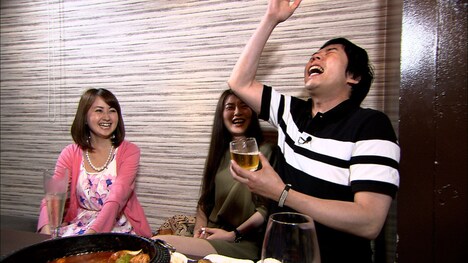 メキシコ料理店の美人店員と出会う今田(右)。(c)FBS