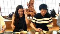 モデル・秋山由季奈（左）ともつ鍋を堪能する今田（右）。(c)FBS