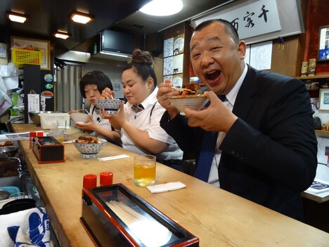 丼を堪能するおかずクラブとTKO木下。(c)中京テレビ