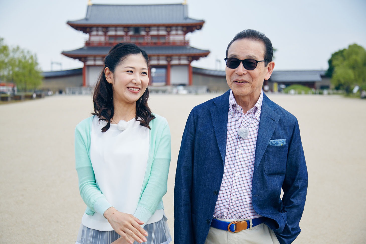 左から、奈良を訪れた桑子真帆（NHKアナウンサー）とタモリ。(c)NHK