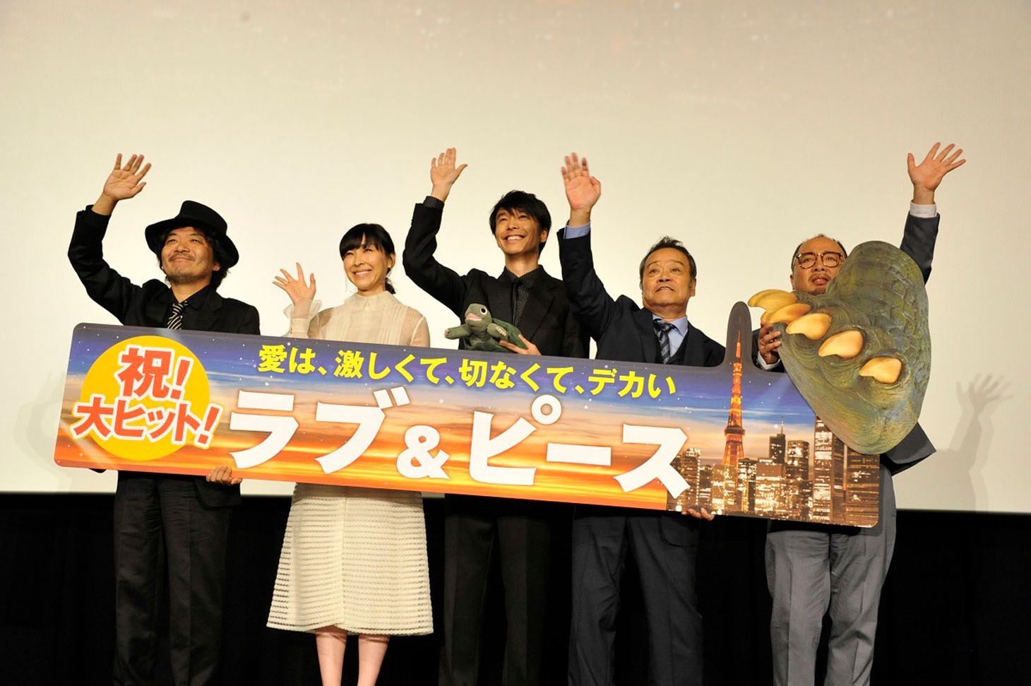 映画「ラブ＆ピース」舞台挨拶の様子。