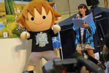 宮川大輔の「近江米PR隊長」任命式に登場したT.M.Revolution西川貴教のマスコットキャラクター“タボくん”。