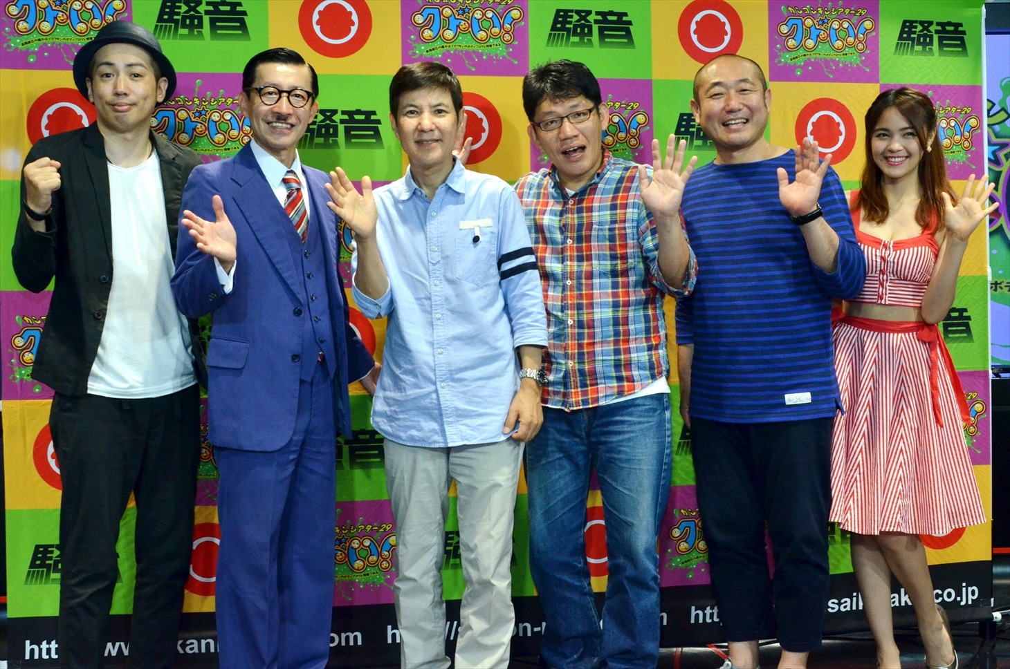 「カンコンキンシアター29『クドい！』」に出演する（左から）イワイガワ、関根勤、ずん、アマンダ。