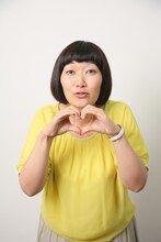 山下美香役のたんぽぽ川村。(c)読売テレビ