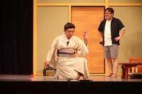 「カンコンキンシアター」2014年公演の「天野と女将」。